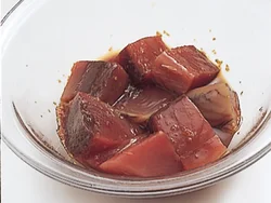 しょうがじょうゆでしっかり下味をつければ、青魚の臭みも感じない。