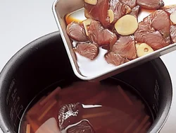 合わせ調味料のほか、かつおの漬け汁も一緒に入れて炊き込む。