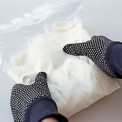 冷凍して固めたフローズンヨーグルトは、冷たいので軍手をはめたり、ふきんなどで包んでもむとよい。