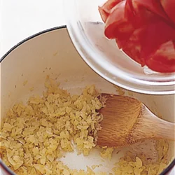 にんにくと玉ねぎは、ほかの野菜のおいしさを引き立て、風味をよくする。玉ねぎがしんなりする程度に炒め、トマトを加えて。