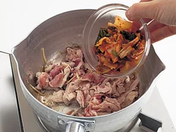 豚肉の色が少し変わったらキムチを加え、豚肉にキムチのうまみを吸わせる。