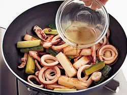 いかは加熱しすぎるとかたくなるので、色が変わったら野菜を加え、手早く炒める。合わせ調味料は先に混ぜて、砂糖をしっかり溶かしておく。