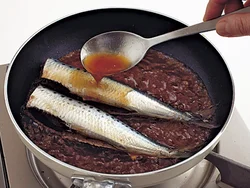 煮始めにスプーンや玉じゃくしなどで煮汁を回しかけると、火の通りが早くなり、煮くずれしにくい。