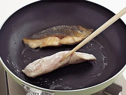 魚は小麦粉をつけて焼くことでうまみを閉じ込める。きれいに焼き色もつき、こうばしく仕上がる。