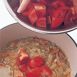 トマトは火が通りやすいので、ほかの野菜をしっかり炒めたあとに加える。