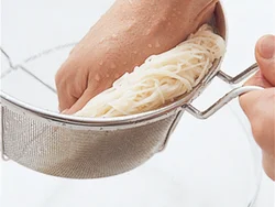 そうめんの水分でたれの味がうすまらないよう、洗ったあとの水はしっかりきる。
