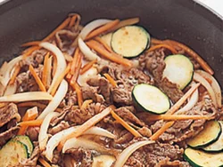 チャプチェはあえるだけでなく、炒め煮にすることも。麺にのせるので汁だくに。