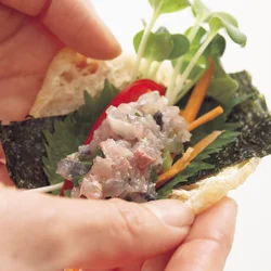 油抜きした油揚げに、あじや牛肉、好みの野菜をのせて手巻きスタイルのサラダに。油揚げはボリュームもあり、満腹感も。ご飯を巻いても。