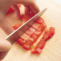 トマトは肌のアンチエイジングに役立つリコピンが豊富。季節の野菜を使うことも＂女ホル＂UPのポイント。