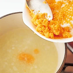 玉ねぎ、にんじん、セロリは次々すりおろしては入れていく。ミキサーで、まとめて一度にかくはんしても。