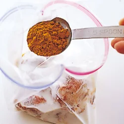 カレー粉は下味の段階から入れて、とり肉に風味をつける。ヨーグルトで肉もやわらかく。