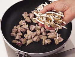 とり肉はじっくり炒めて、うまみをとじ込める。とり肉から出た脂も利用し、ごぼう、にんじんを炒める。
