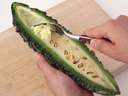 ゴーヤーは種とわたをスプーンでしっかりと取り除くと、苦みがやわらぎ、食感もよくなる。