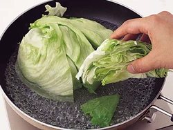 フライパンで湯を沸かしたところにレタスを入れて、色よく蒸す。程よくしんなりし、多少歯ごたえも残って食べやすくなる。