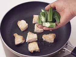 かじきは最初に両面をこんがりと焼き、臭みを除く。続けて、野菜を加えて炒める。