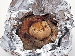 蒸し焼きにして汁けがもれないように、アルミホイルは2重にする。