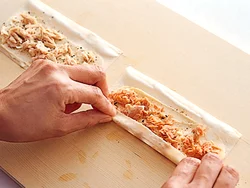 皮に具をのせたら、手前からくるくると巻き込んでいく。