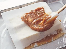 ペーパータオルをはさんでみそをぬると、味の入りがちょうどいい。