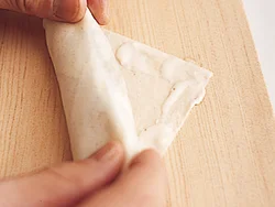 皮の巻き終わりに、水で溶いた小麦粉をつけるとはがれにくい。