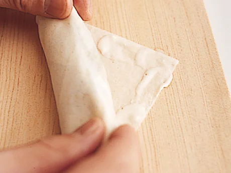 皮の巻き終わりに、水で溶いた小麦粉をつけるとはがれにくい。