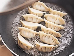 水に片栗粉を溶かしておくと、焼き上がりにしっかり羽がつく。