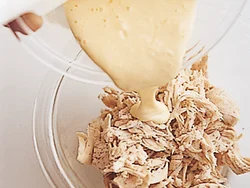 とり肉はレンジで蒸して、フォークで裂く。はちみつ入りのソースでまろやかな味に。