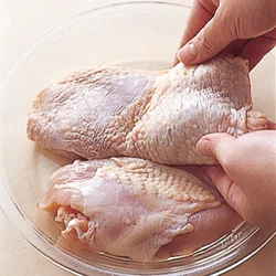 とり肉は、端を丸め込むように耐熱皿にのせると、蒸したときに肉が広がらず、うまみが逃げにくい。