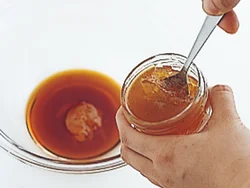 かんきつ類のジャムをポン酢風味のたれに加え混ぜて漬けだれに。余りもののジャムなら、こちらも使い切れて一石二鳥。豚肉やえびなどを漬け込んで焼いてもおいしい。