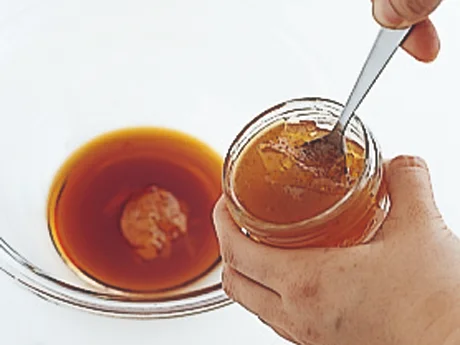 かんきつ類のジャムをポン酢風味のたれに加え混ぜて漬けだれに。余りもののジャムなら、こちらも使い切れて一石二鳥。豚肉やえびなどを漬け込んで焼いてもおいしい。