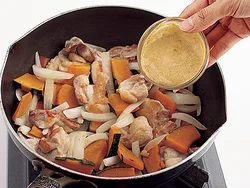 カレーマヨソースは牛乳入りなので、まろやかな味わい。炒めて最後にからめるとマヨネーズの風味も残る。