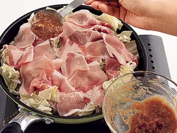 フライパンにキャベツ、豚肉の順に重ね、梅みそだれをのせて蒸すと、豚肉に梅の風味がつき、臭みも消える。