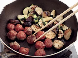 野菜を焼いて、端に寄せ、あいているところで肉だんごを焼く。焼き色がつくとこうばしくなる。