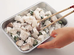 具をバットに入れ、ころもをつける前に小麦粉をまぶすと、小麦粉が水分を吸って揚げやすくなる。