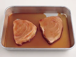 かじきはたれに漬けて少しおくと、臭みが抜けて下味がつき、焼き上がりのコクもアップする。