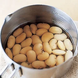 白花豆は缶詰を使えば、砂糖を加えた水で軽く煮て甘みをつけるだけ。