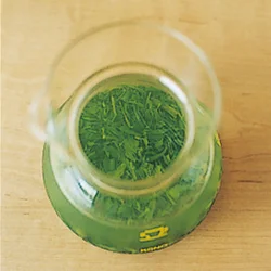 茶葉が開いてふやけてくるのが、茶が抽出された目安になる。