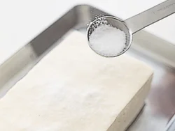 豆腐に塩をふってしばらくおくことで、豆腐の水分が適度に抜けてうまみが凝縮し、塩味もつく。