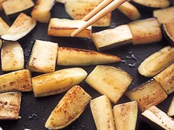 なすは多めの油でしっかり焼き色がつくまで炒めておくと、コクが出てうまみが増す。