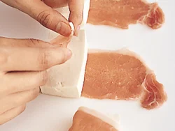 豆腐はしっかり水きりをしてから、豚肉で巻く。