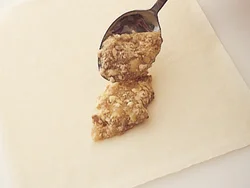 あんは水溶き片栗粉でしっかりとろみをつけ、よくさましておくと、皮に包みやすい。
