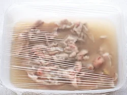 加熱しすぎるとかたくなりやすく、形もまばらなこま切れ肉は、ゆでずにスープをかける余熱調理でふっくら仕上げる。