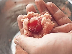 ひき肉だねは、まず塩だけを加えて、このくらい粘りが出るまでよく練り混ぜてから調味し、さらに練り混ぜてトマトを包む。