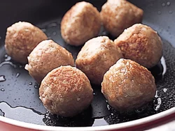 少ない油でも中火のままで温度を上げ、最後は高温で焼き上げる。