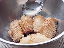酢やレモン汁など酸味を加えると、手羽先に味が入りやすくなる。