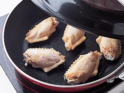 火の通りにくい手羽先は、ふっくら蒸し焼きにして、こんがり焼く。