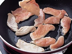 とり肉は、まずは表面が白くなる程度に、さっと焼くだけでOK。