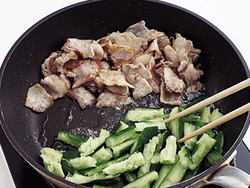 豚肉を端に寄せ、豚肉から出た脂を利用してあいたところできゅうりを炒める。