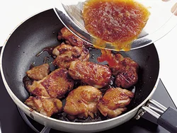 残りのたれを加えて、とり肉に汁けがなくなるまでからめ、照りよく仕上げる。
