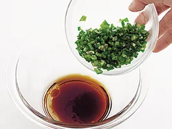 ししとうは生のまま粗みじん切りにして、ポン酢じょうゆ、ごま油と合わせる。ほろ苦く、さっぱりしたソースに。