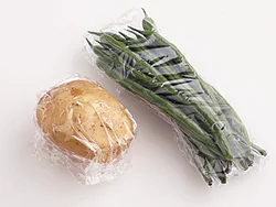 じゃがいもといんげんは、それぞれ電子レンジで加熱しておくと、短時間で炒められる。